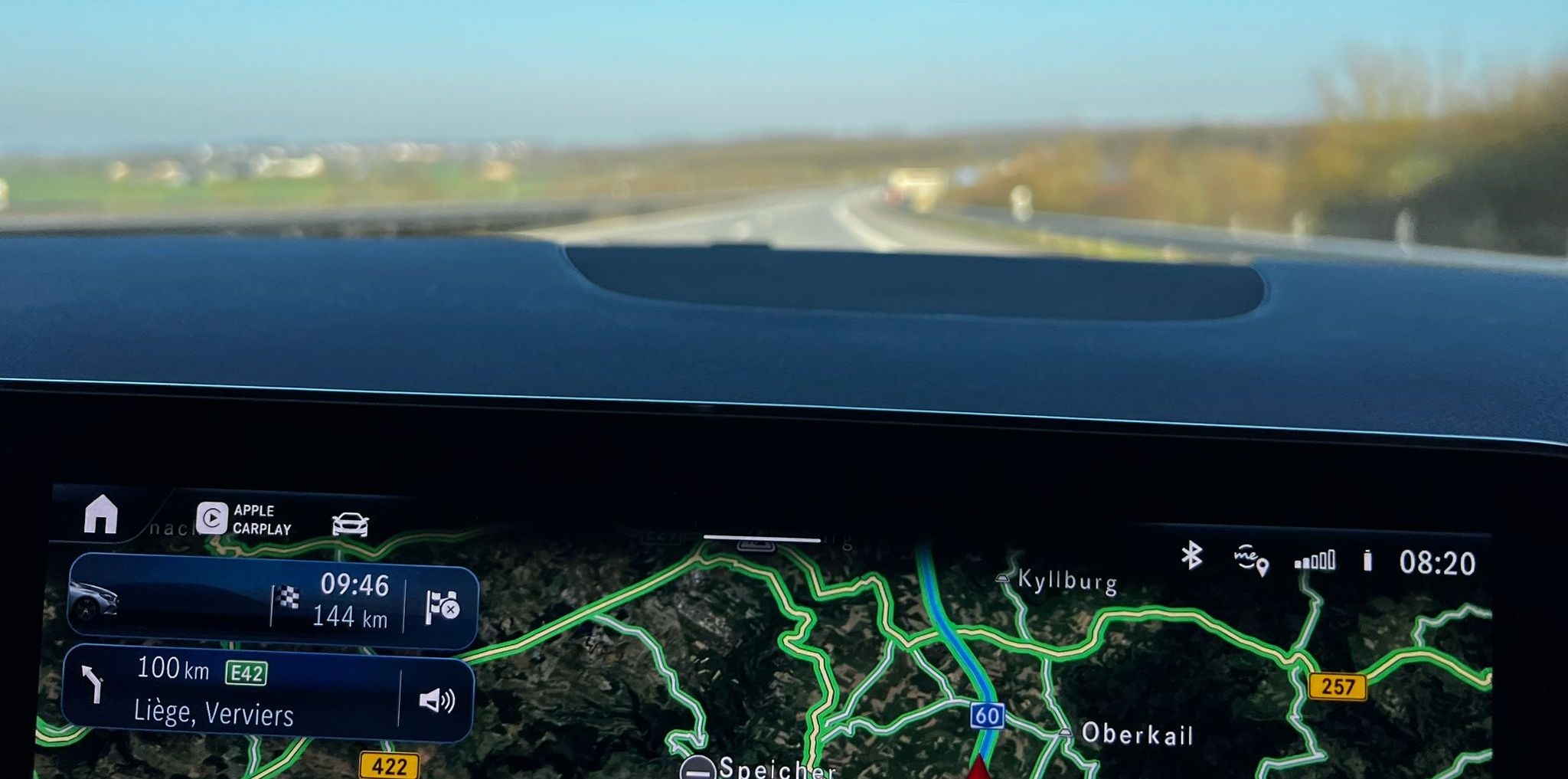 Sicht aus einem Fahrzeug mit Teil des navi im unteren Bildabschnitt und den Horizont oberer Bildabschnitt